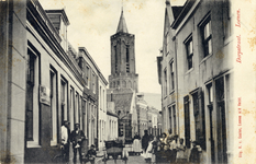 11488 Gezicht in de Dorpsstraat met bebouwing te Loenen uit het zuiden; met op de voorgrond een groep kinderen en op de ...